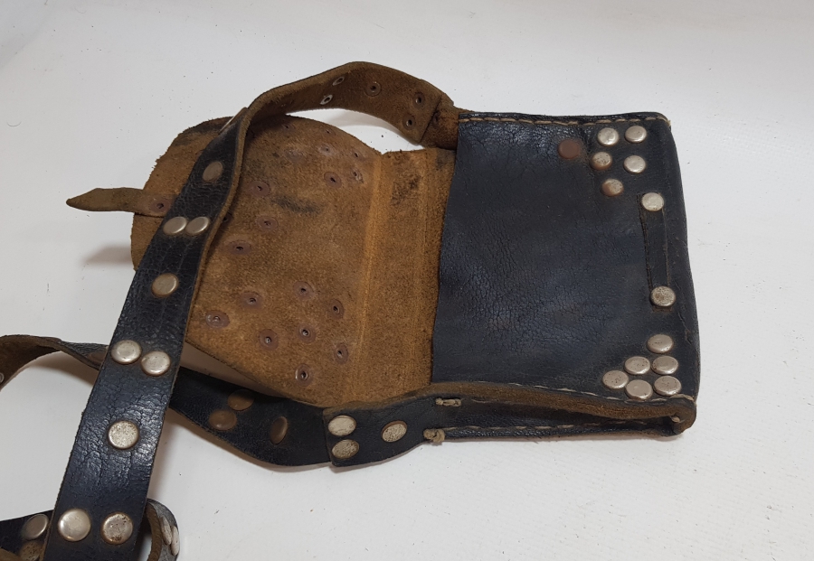 OSMANLI DÖNEMİ ÜZERİ KABARALI DERİDEN MAMUL EFELERİN KULLANDIĞI ENAMI ŞERİF KABI