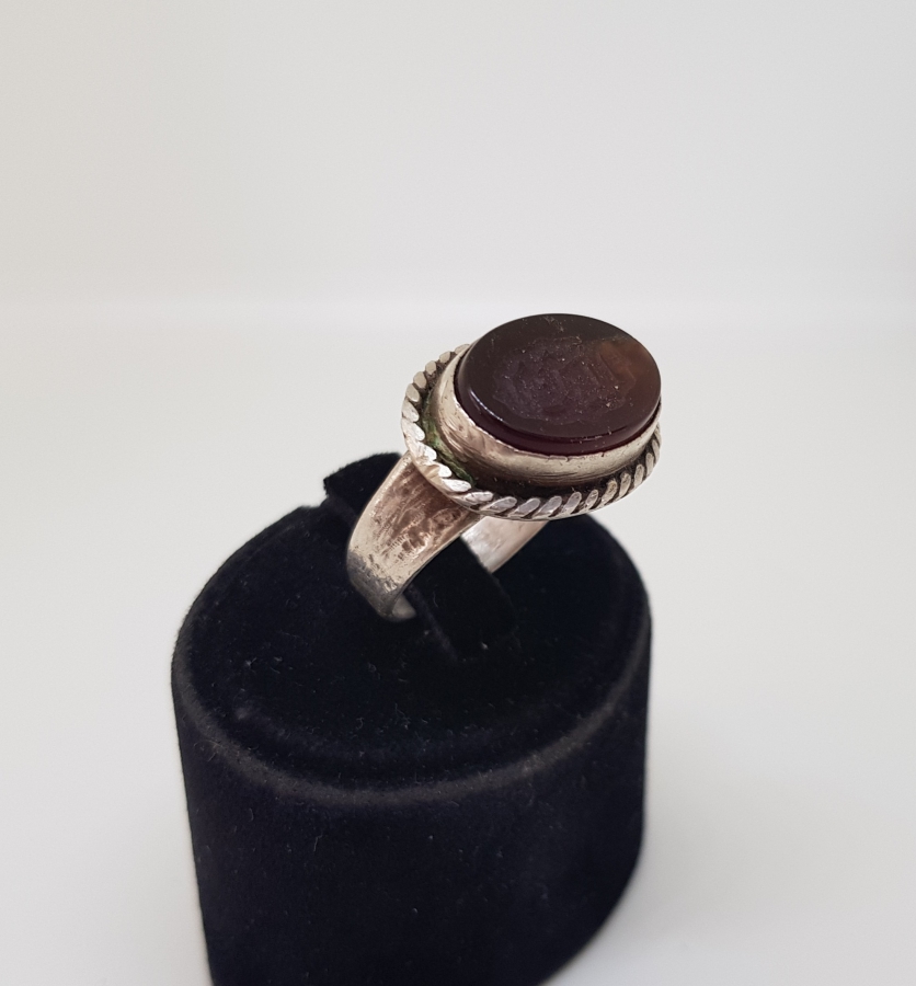 AKİK ÜZERİ EL KAZIMA İŞÇİLİKLİ ÖZEL YAPIM ANTİKA GÜMÜŞ YÜZÜK