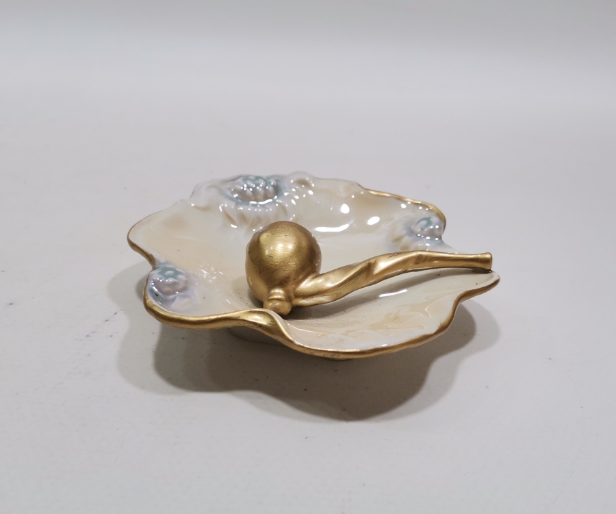 ALTIN VARAKLI ANTİKA PORSELEN PİPO KÜLLÜĞÜ