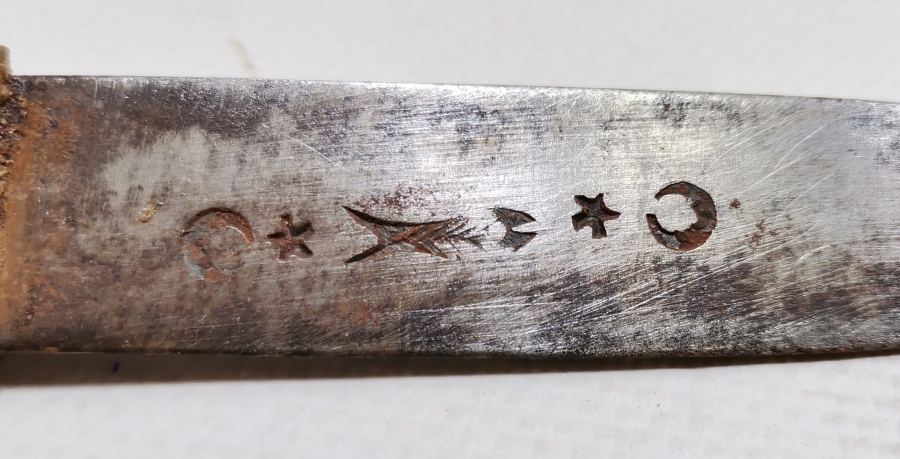 ÜZERİ KABARTMA İŞÇİLİKLİ BALIK VE AY YILDIZ MOTİFLİ OSMANLI DÖNEMİ NADİR AFYON İŞİ ÇERKES KAMASI