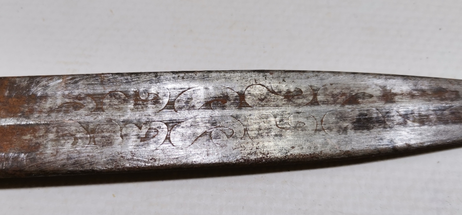 ÜZERİ KABARTMA İŞÇİLİKLİ BALIK VE AY YILDIZ MOTİFLİ OSMANLI DÖNEMİ NADİR AFYON İŞİ ÇERKES KAMASI