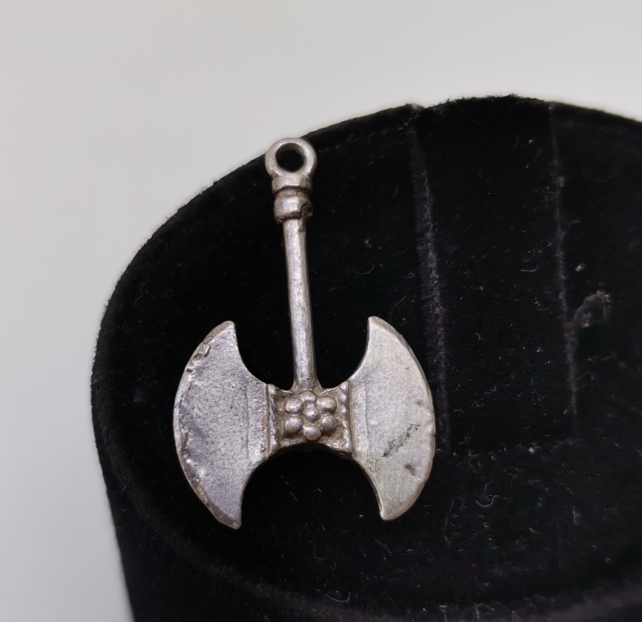 CELLAT BALTASI FORMUNDA YAPILMIŞ GÜMÜŞ KOLYE UCU