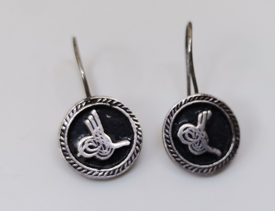 ÜZERİ TUĞRALI GÜMÜŞ KÜPE