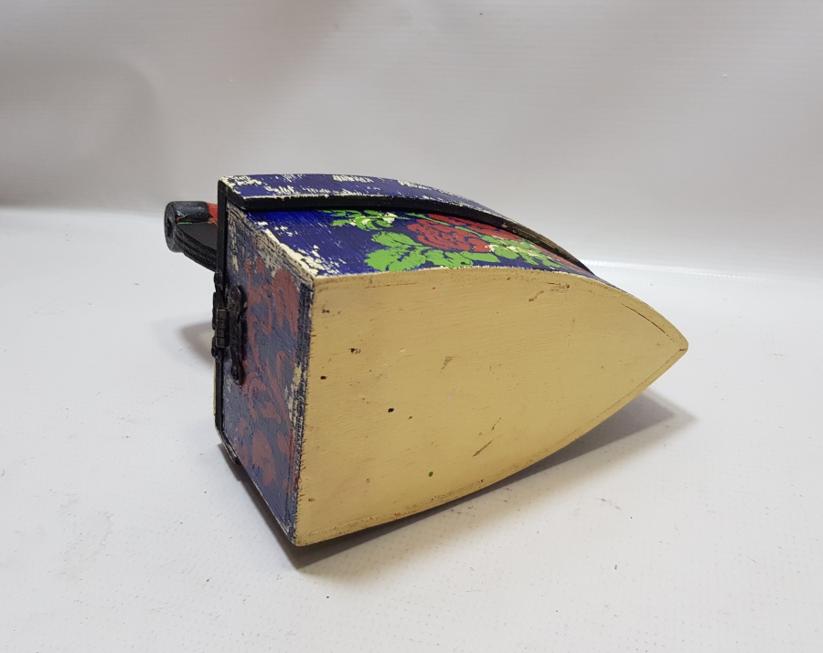 KÖMÜRLÜ ÜTÜ FORMUNDA YAPILMIŞ ANTİKA AHŞAP KAPAKLI KUTU