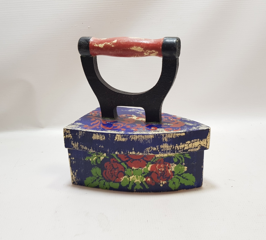 KÖMÜRLÜ ÜTÜ FORMUNDA YAPILMIŞ ANTİKA AHŞAP KAPAKLI KUTU