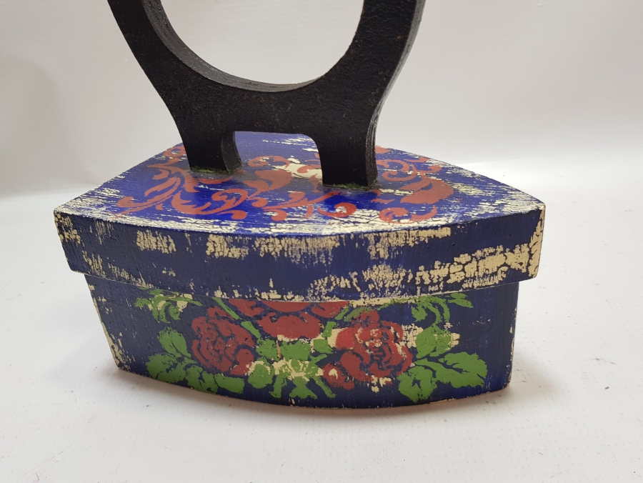 KÖMÜRLÜ ÜTÜ FORMUNDA YAPILMIŞ ANTİKA AHŞAP KAPAKLI KUTU