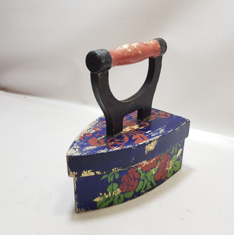 KÖMÜRLÜ ÜTÜ FORMUNDA YAPILMIŞ ANTİKA AHŞAP KAPAKLI KUTU