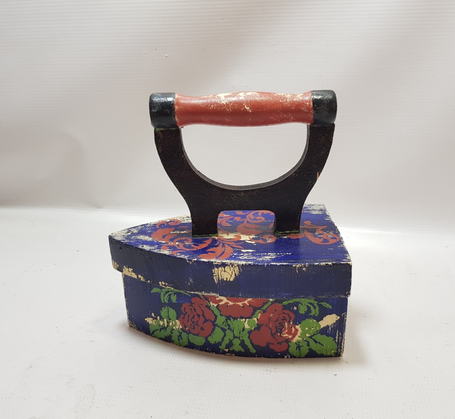 KÖMÜRLÜ ÜTÜ FORMUNDA YAPILMIŞ ANTİKA AHŞAP KAPAKLI KUTU