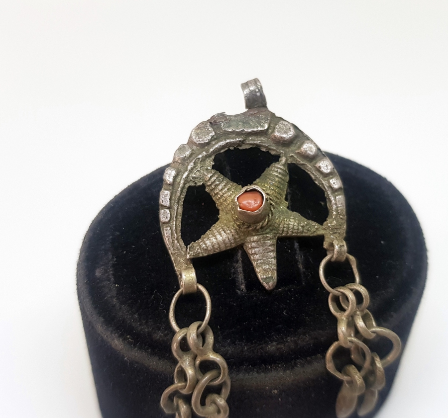 OSMANLI DÖNEMİ AY YILDIZLI VE MERCAN TAŞLI GÜMÜŞ FES SÜSÜ