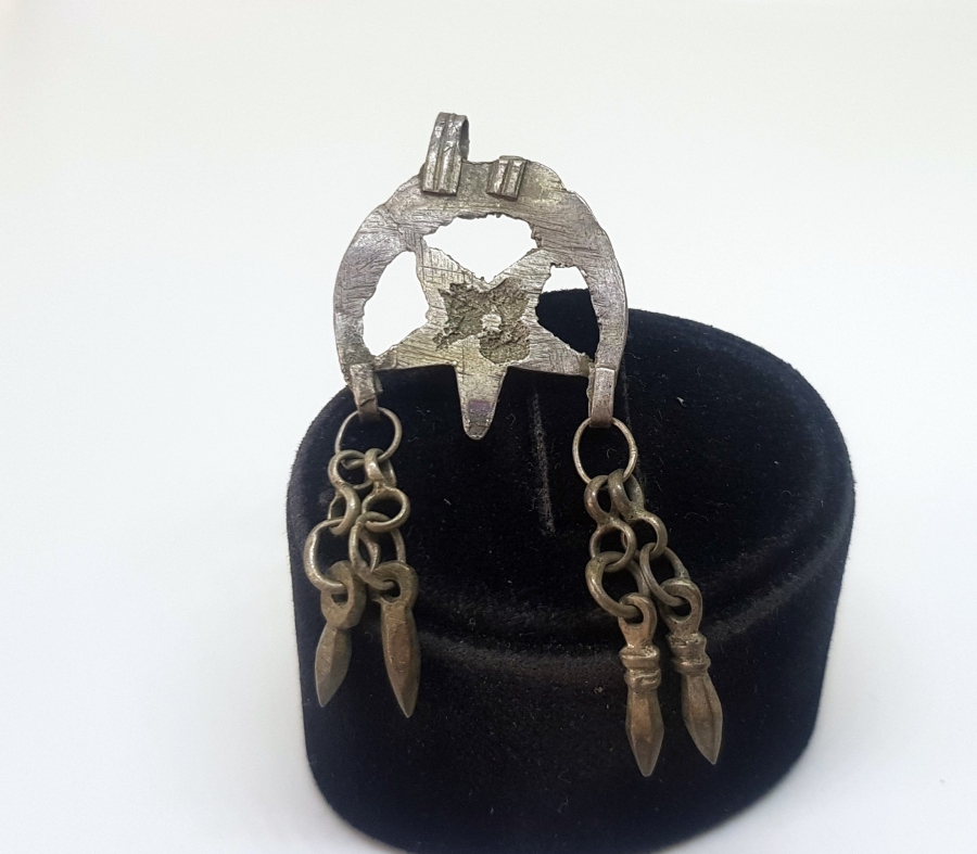 OSMANLI DÖNEMİ AY YILDIZLI VE MERCAN TAŞLI GÜMÜŞ FES SÜSÜ