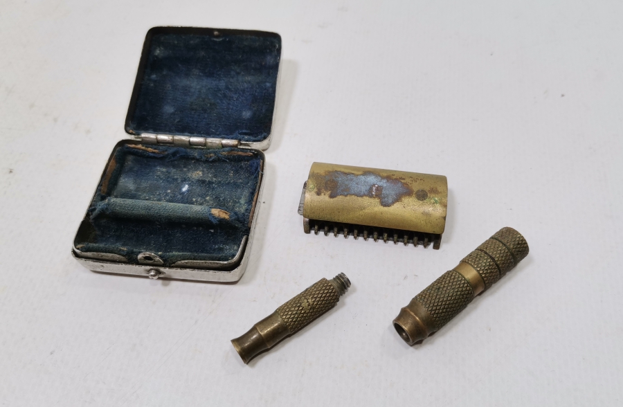 ORİJİNAL KUTUSUNDA ANTİKA SEYAHAT TRAŞ TAKIMI