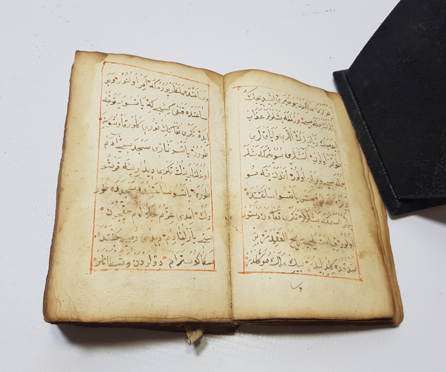 OSMANLI DÖNEMİ SAFRAN MÜREKKEBİ İLE YAZILMIŞ NADİR AKAİT KİTABI