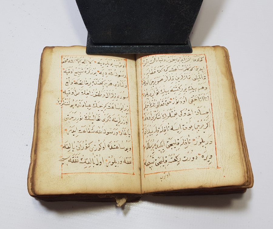 OSMANLI DÖNEMİ SAFRAN MÜREKKEBİ İLE YAZILMIŞ NADİR AKAİT KİTABI