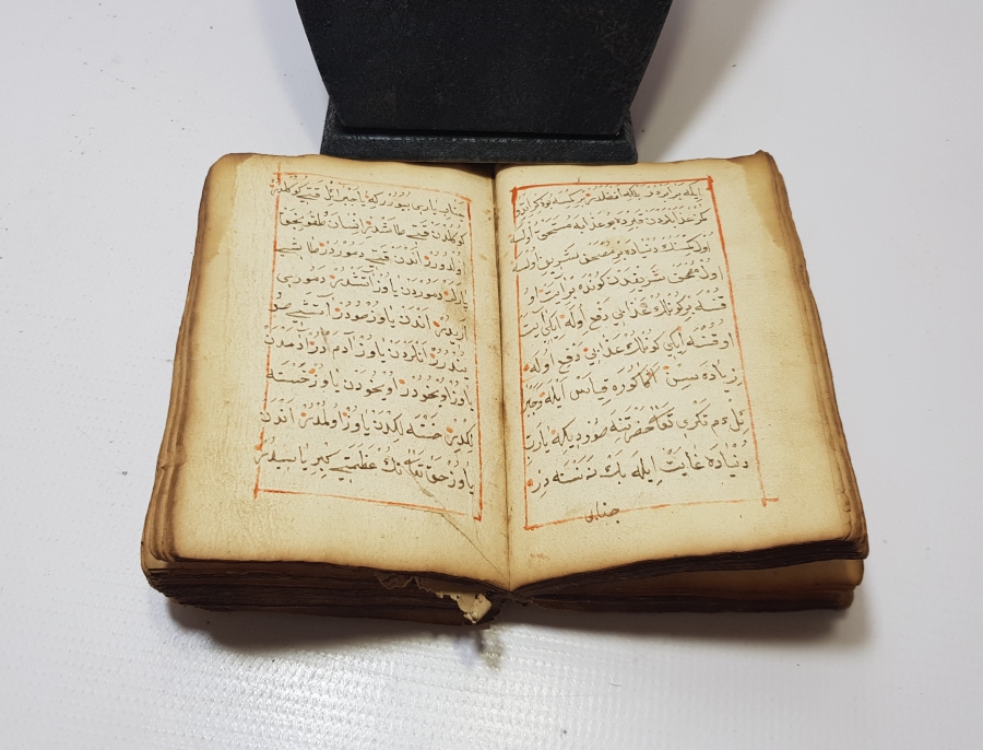 OSMANLI DÖNEMİ SAFRAN MÜREKKEBİ İLE YAZILMIŞ NADİR AKAİT KİTABI