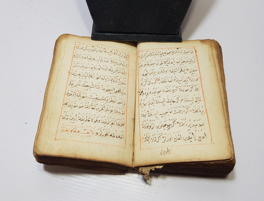 OSMANLI DÖNEMİ SAFRAN MÜREKKEBİ İLE YAZILMIŞ NADİR AKAİT KİTABI