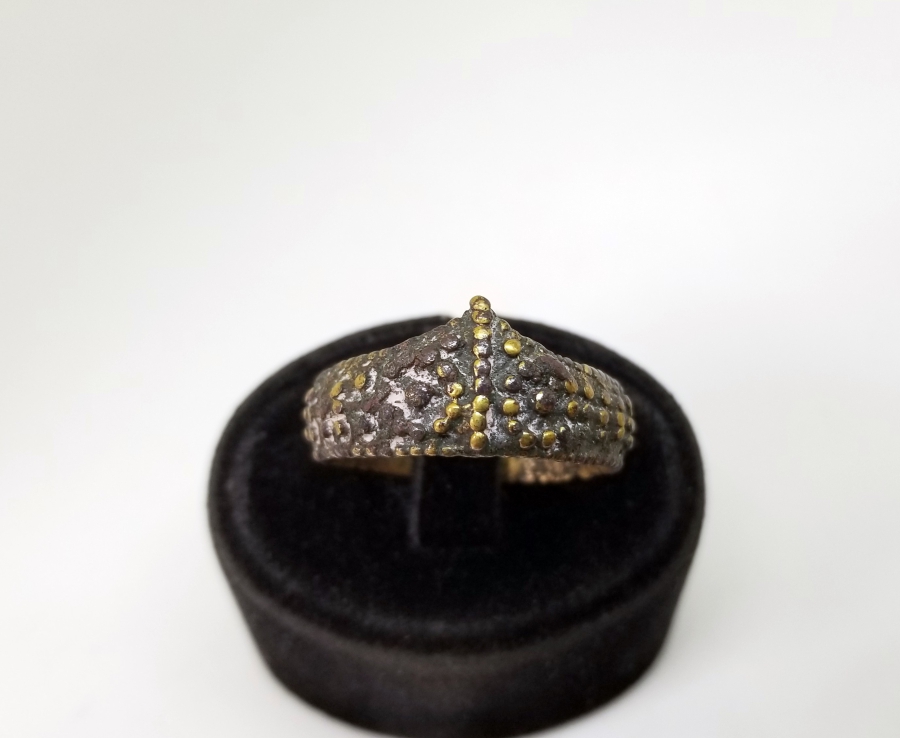 KABARTMA İŞÇİLİKLİ OSMANLI DÖNEMİ BRONZ ZİHGİR - OKÇU YÜZÜĞÜ