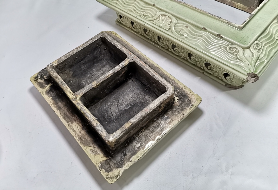 OSMANLI DÖNEMİ ÇOK NADİR KABARTMA İŞÇİLİKLİ BÜYÜK BOY PORSELEN SOBA ÜSTÜ