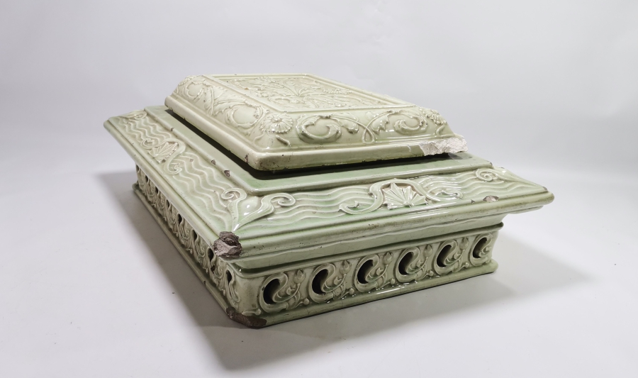 OSMANLI DÖNEMİ ÇOK NADİR KABARTMA İŞÇİLİKLİ BÜYÜK BOY PORSELEN SOBA ÜSTÜ