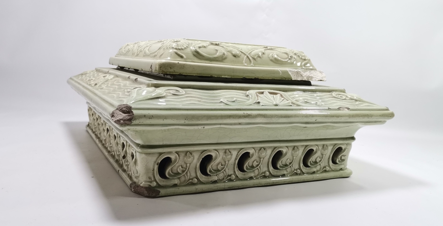 OSMANLI DÖNEMİ ÇOK NADİR KABARTMA İŞÇİLİKLİ BÜYÜK BOY PORSELEN SOBA ÜSTÜ