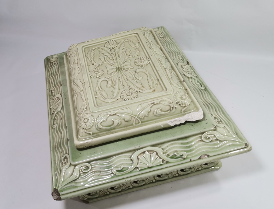 OSMANLI DÖNEMİ ÇOK NADİR KABARTMA İŞÇİLİKLİ BÜYÜK BOY PORSELEN SOBA ÜSTÜ