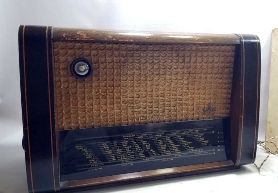 HAMİYET YÜCESES İMZALI FOTOĞRAFIYLA ANTİKA RADYO