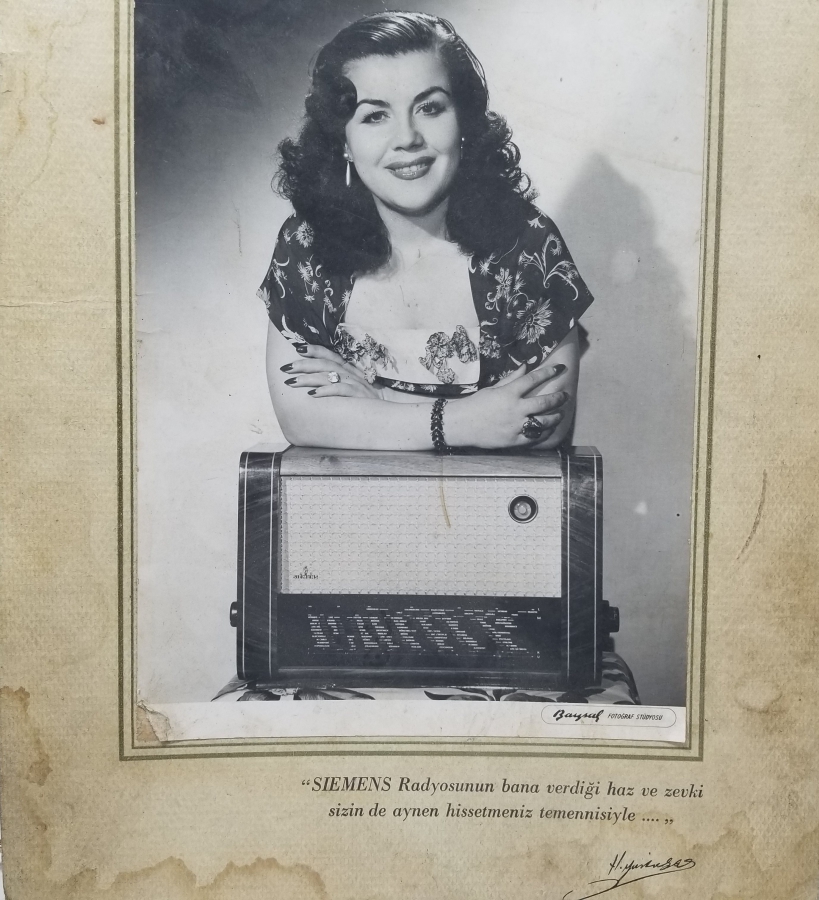 HAMİYET YÜCESES İMZALI FOTOĞRAFIYLA ANTİKA RADYO