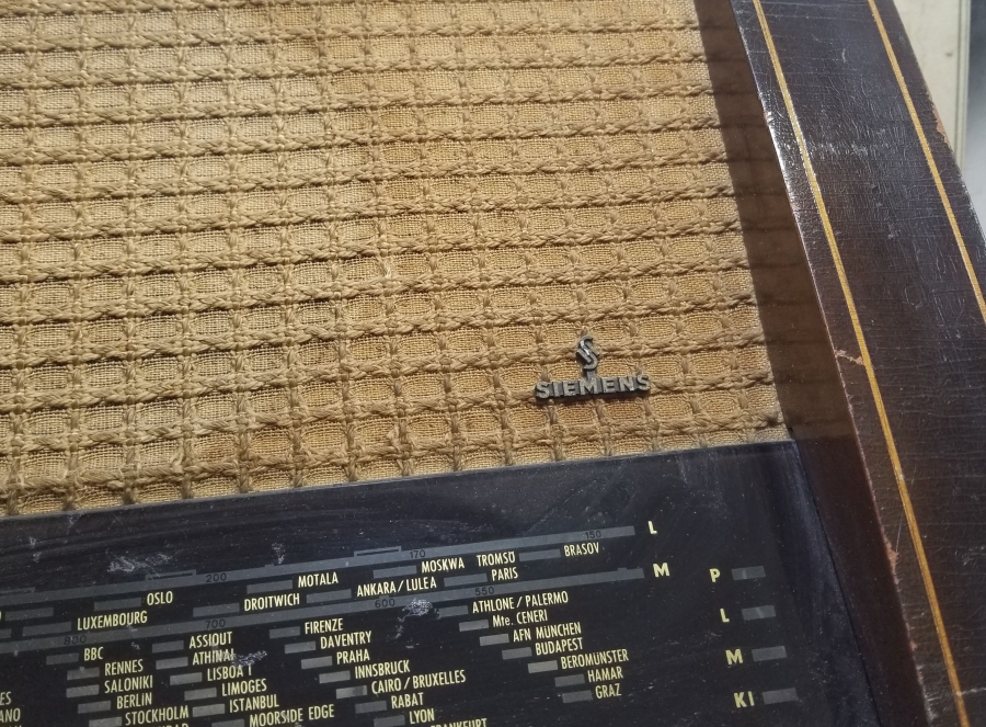 HAMİYET YÜCESES İMZALI FOTOĞRAFIYLA ANTİKA RADYO