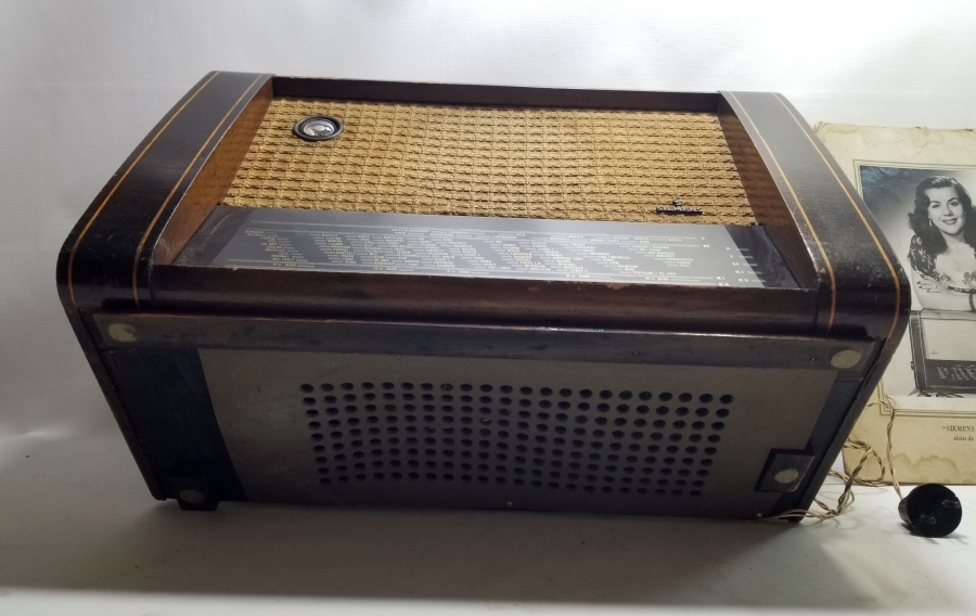 HAMİYET YÜCESES İMZALI FOTOĞRAFIYLA ANTİKA RADYO