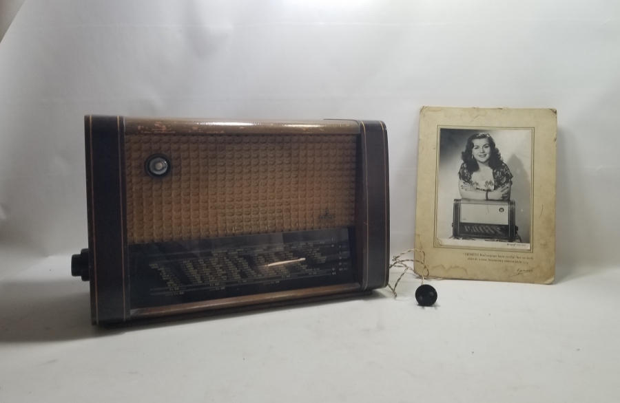 HAMİYET YÜCESES İMZALI FOTOĞRAFIYLA ANTİKA RADYO