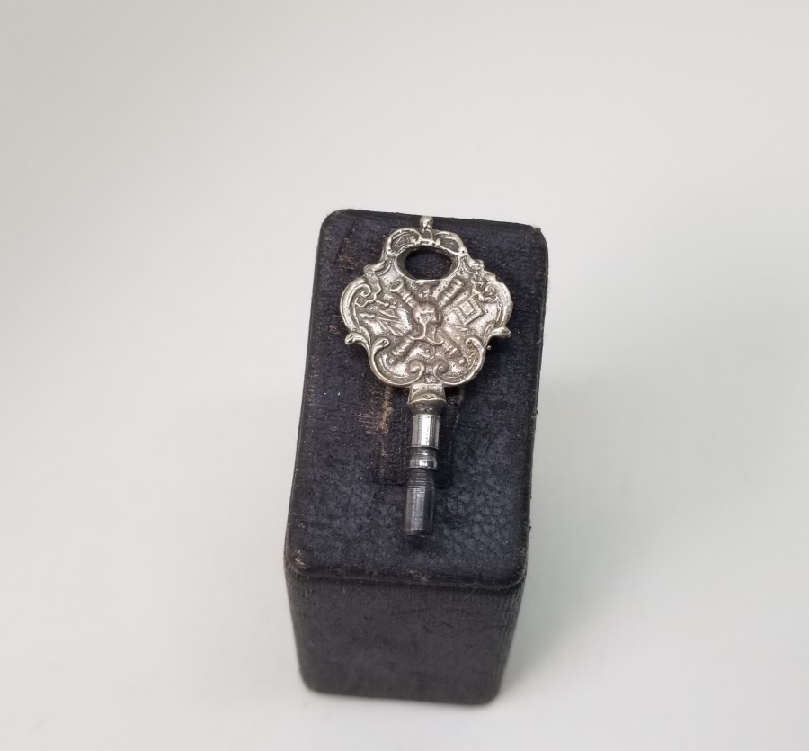 ÜZERİNDE OSMANLI DEVLET ARMASI FİGÜRÜ BULUNAN NADİR TİPTE OSMANLI SAAT KURMA ANAHTARI