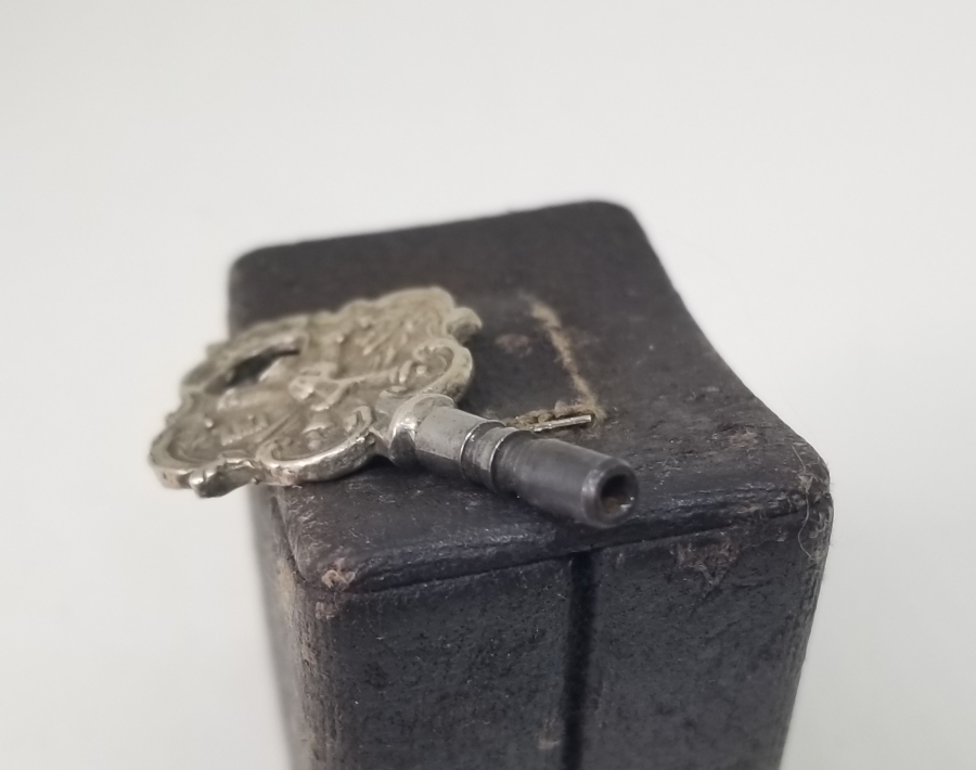 ÜZERİNDE OSMANLI DEVLET ARMASI FİGÜRÜ BULUNAN NADİR TİPTE OSMANLI SAAT KURMA ANAHTARI