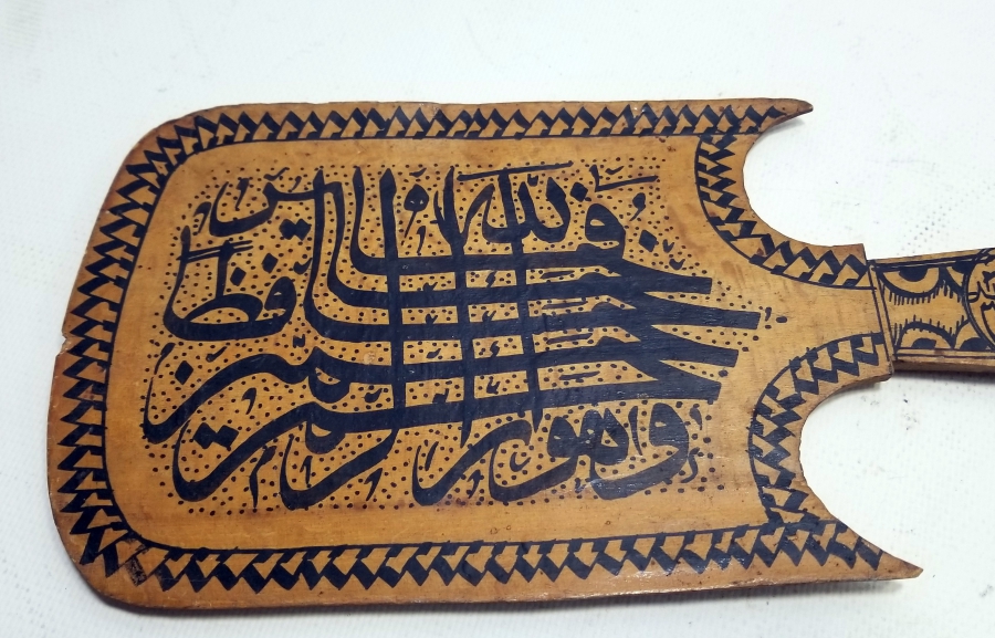 AHŞAP ÜZERİ EL ÇEKME İŞÇİLİKLİ NADİR TİPTE ANTİKA BÜYÜK BOY AHŞAP DUVAR KAŞIĞI