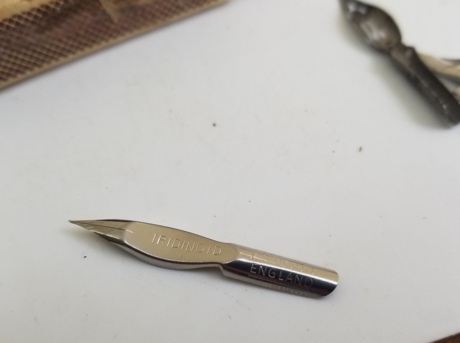 İÇİNDE DİVİTLERİYLE OSMANLI DÖNEMİ DİVİT UCU KUTUSU