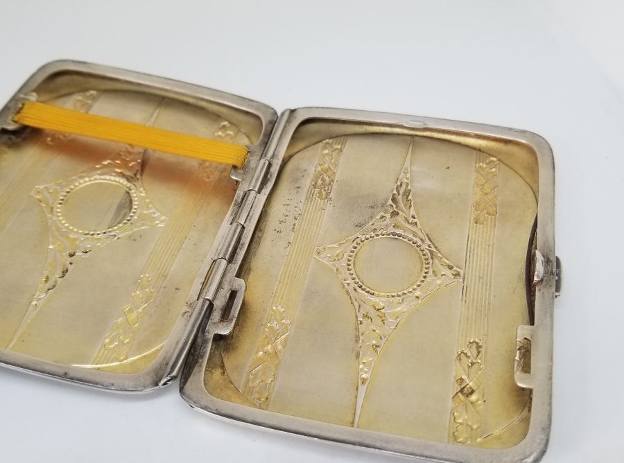 ÜZERİ İNSİYALLİ ANTİKA GÜMÜŞ SİGARA TABAKASI