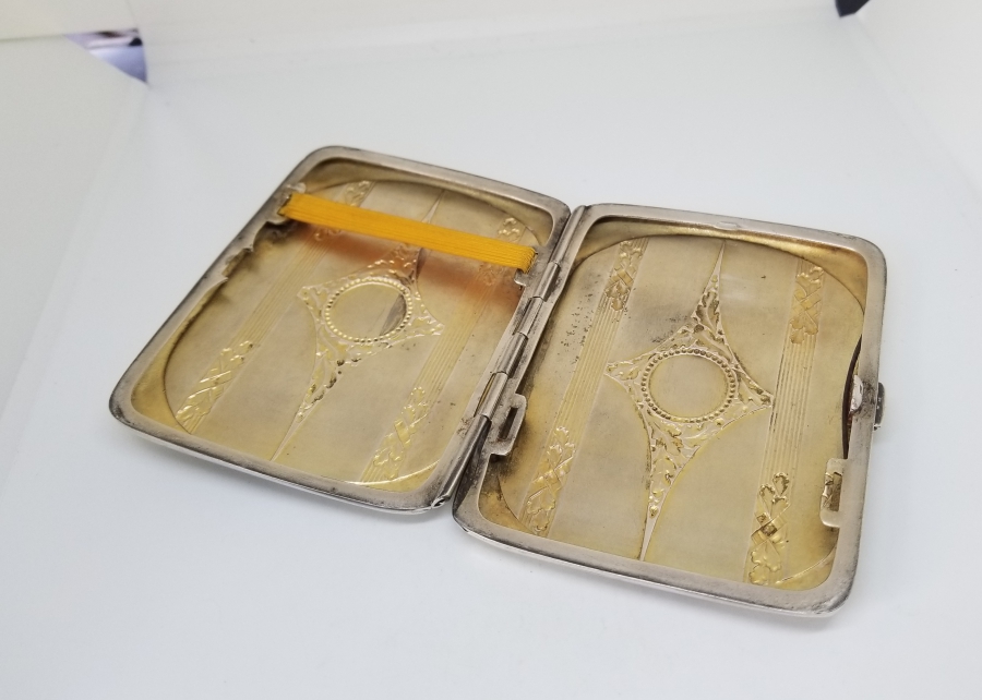 ÜZERİ İNSİYALLİ ANTİKA GÜMÜŞ SİGARA TABAKASI