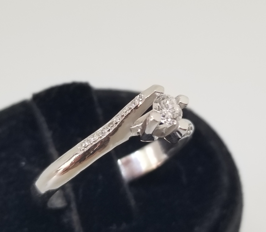 PIRLANTA TAŞLI TEKTAŞ MODEL YÜZÜK