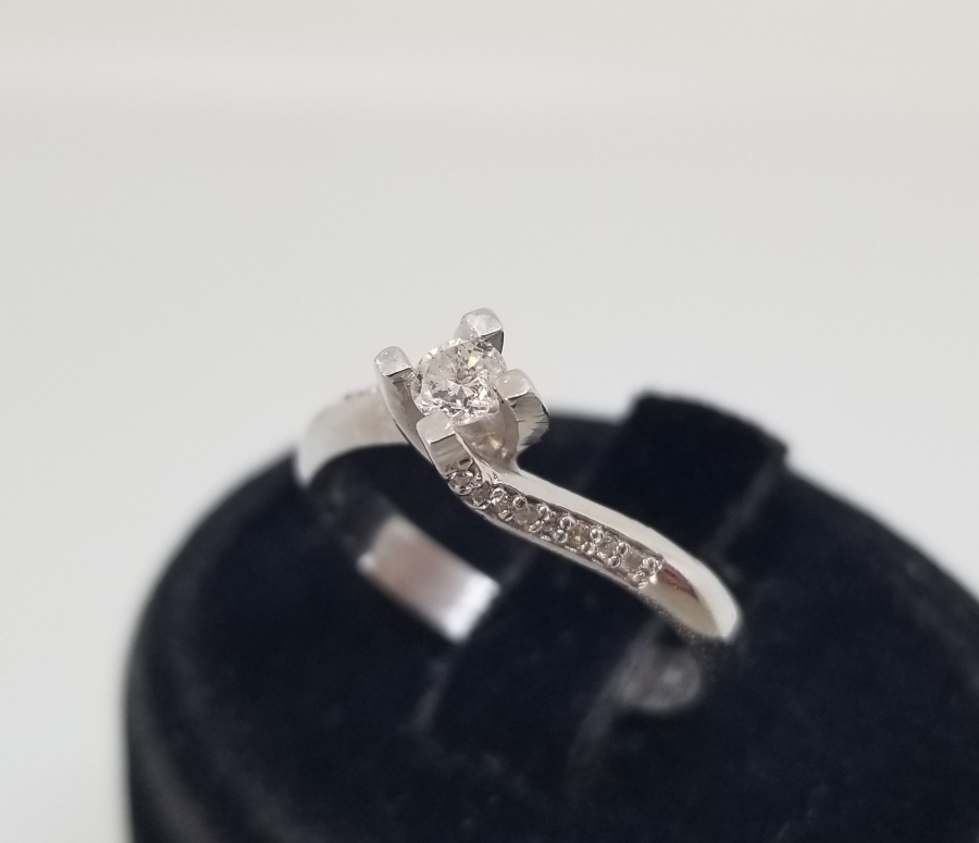 PIRLANTA TAŞLI TEKTAŞ MODEL YÜZÜK