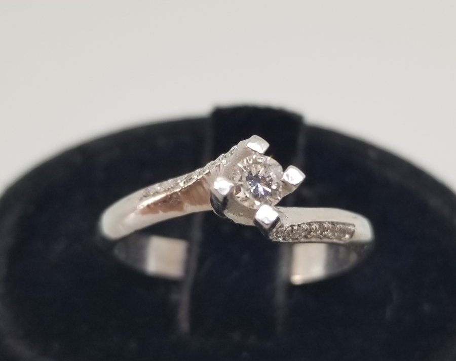 PIRLANTA TAŞLI TEKTAŞ MODEL YÜZÜK