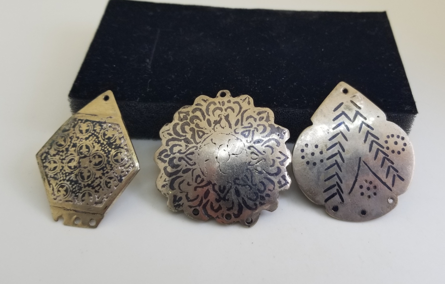 ÜZERLERİ SAVAT İŞÇİLİKLİ ANTİKA TAKI PARÇALARI