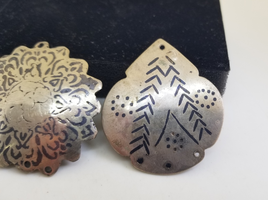 ÜZERLERİ SAVAT İŞÇİLİKLİ ANTİKA TAKI PARÇALARI
