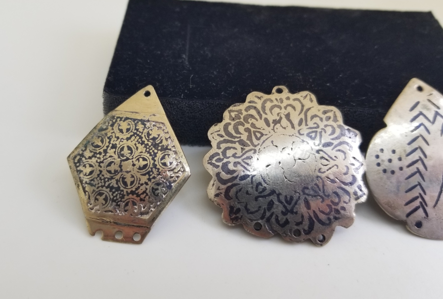 ÜZERLERİ SAVAT İŞÇİLİKLİ ANTİKA TAKI PARÇALARI