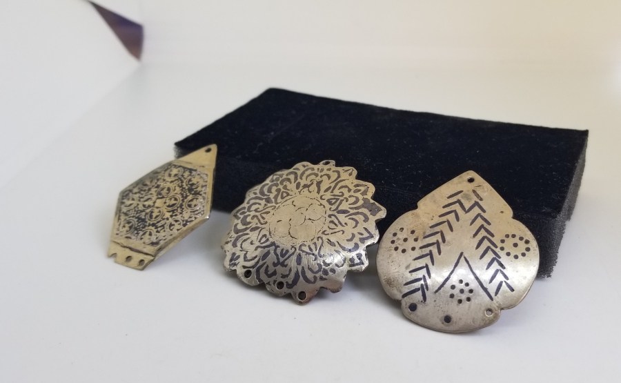 ÜZERLERİ SAVAT İŞÇİLİKLİ ANTİKA TAKI PARÇALARI