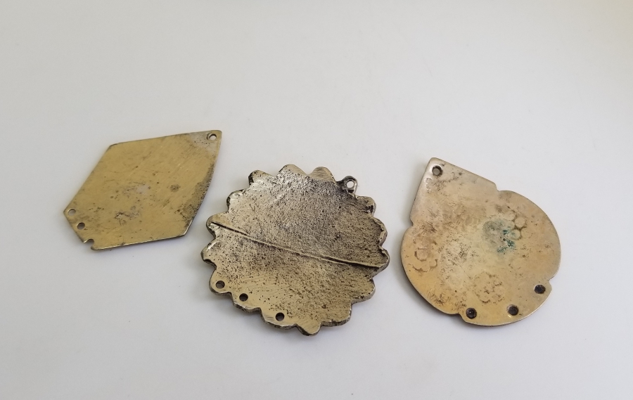 ÜZERLERİ SAVAT İŞÇİLİKLİ ANTİKA TAKI PARÇALARI