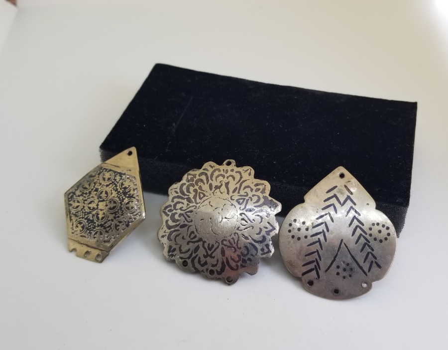 ÜZERLERİ SAVAT İŞÇİLİKLİ ANTİKA TAKI PARÇALARI