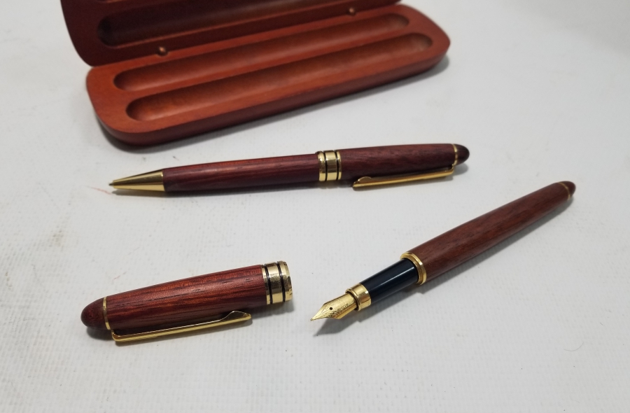 ORİJİNAL KUTUSUNDA ANTİKA DOLMA VE TÜKENMEZ KALEM TAKIMI