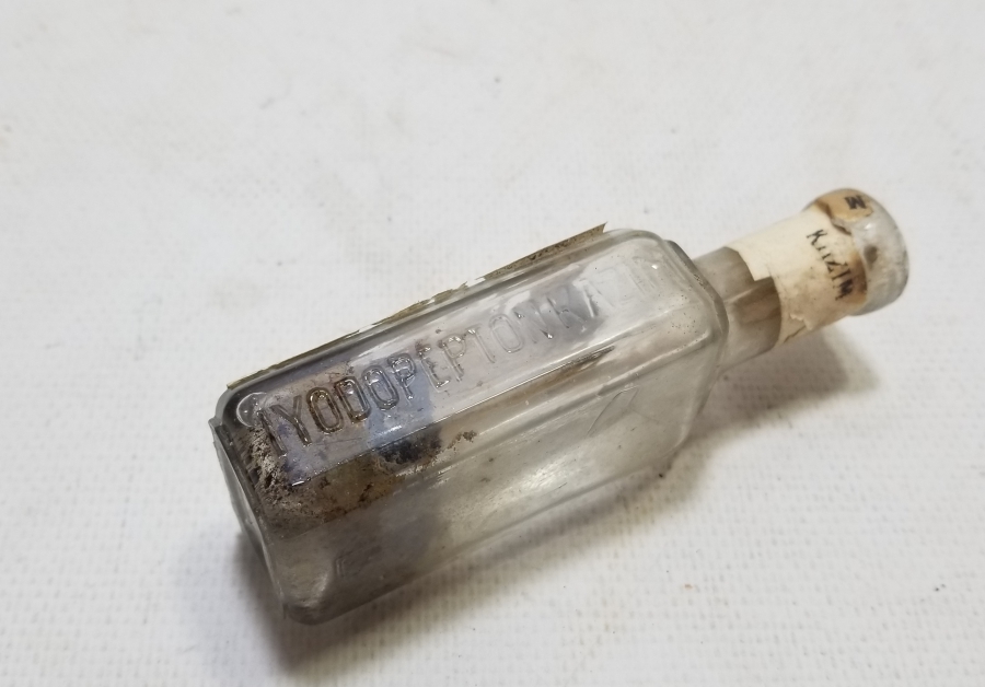 ORİJİNAL ETİKETİYLE ANTİKA İLAÇ ŞİŞESİ