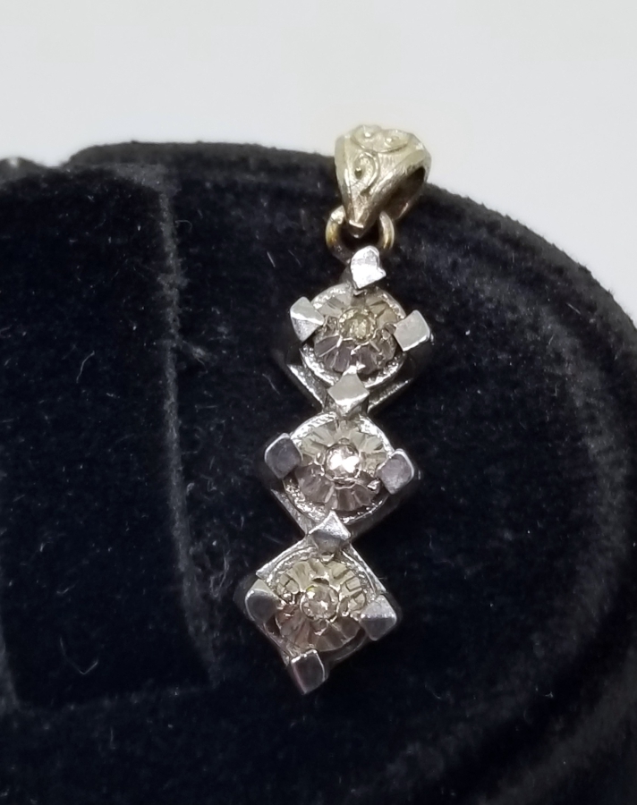 ÜÇ TAŞ MODEL AİLE TASVİRLİ PIRLANTA KOLYE UCU