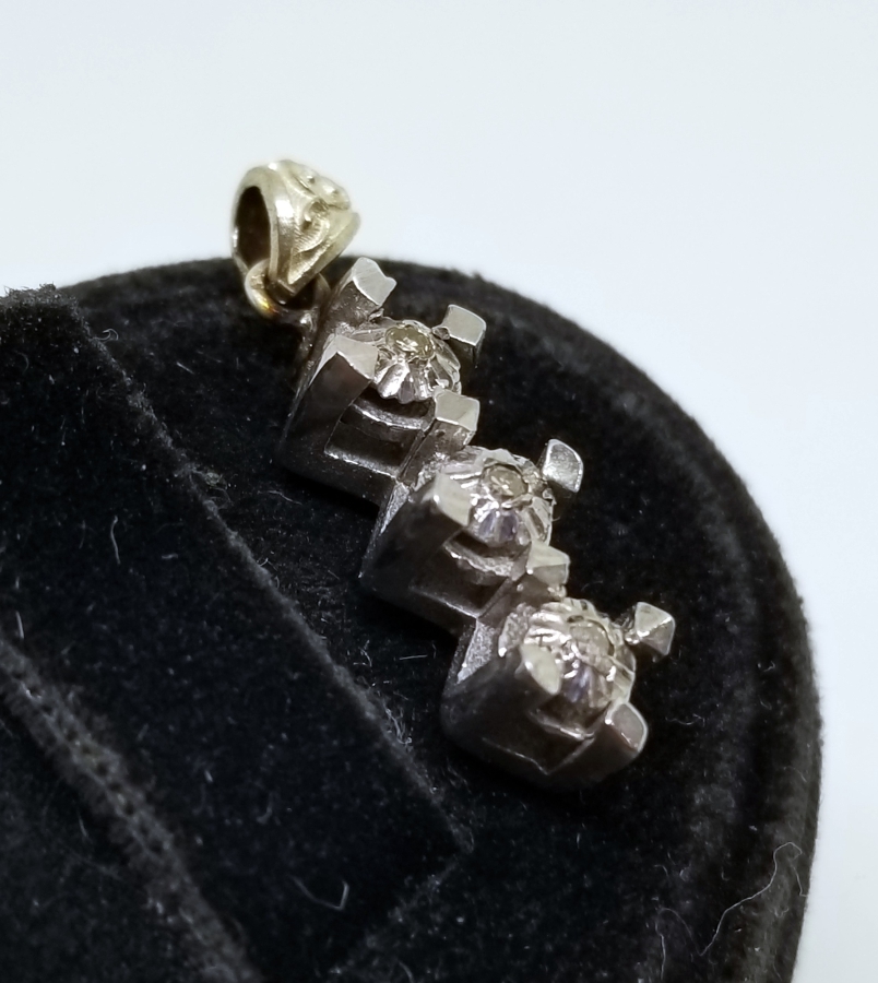 ÜÇ TAŞ MODEL AİLE TASVİRLİ PIRLANTA KOLYE UCU