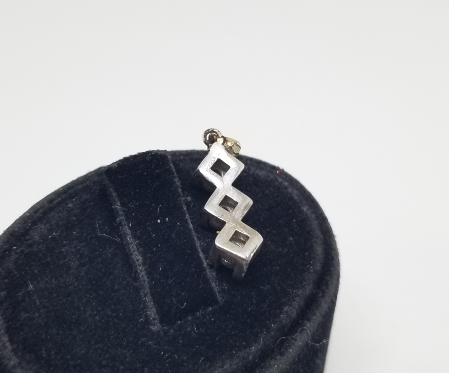 ÜÇ TAŞ MODEL AİLE TASVİRLİ PIRLANTA KOLYE UCU