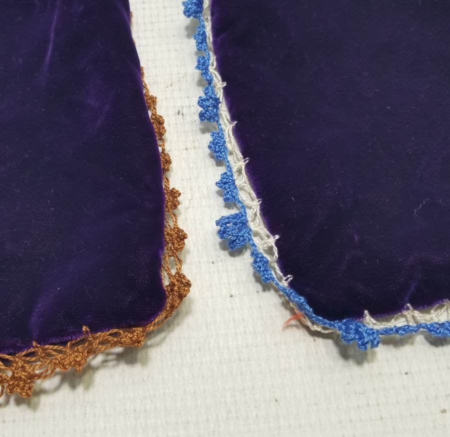 İKİ ADET ANTİKA KADİFE KESE